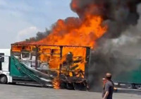 Mobilya malzemesi yüklü TIR, kullanılamaz hale geldi