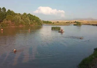 Serinlemek için suya giren 3 çocuktan biri öldü