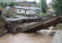 Oltu'da sel felaketi: Köprü yıkıldı, evleri su bastı