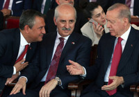 Erdoğan ve Özel, Kuzey Kıbrıs'ta yan yana geldi: Sohbetleri gündem oldu