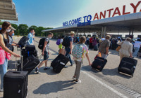 Bakan Ersoy: Antalya'mıza dün gelen turist sayısıyla tüm zamanların günlük dış hat rekorunu kırdık