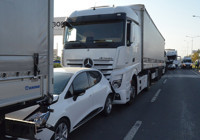 TIR kırmızı ışıkla bekleyen 4 araca çarptı: 2 yaralı