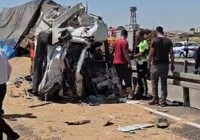 Mardin'de buğday ve elma yüklü TIR'lar çarpıştı: 1'i ağır, 2 sürücü yaralı