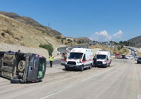 Amasya'da kamyonetler çarpıştı