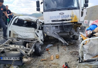 Erzurum'da kamyonla çarpışan kamyonet ikiye ayrıldı