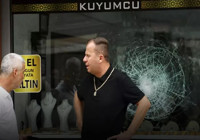 Hırsızın kurşungeçirmez camı kırma mücadelesi kameraya takıldı