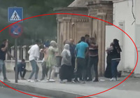 Adliye çıkışı tarafların yakınları arasında tekmeli yumruklu kavga kamerada