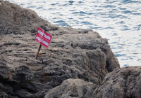 Denize atlamanın yasak olduğu bölgede kayalıktan düştü