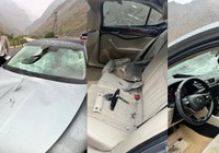 Hakkari'de seyir halindeki aracın üzerine kaya düştü