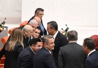 Erdoğan'ı ayakta karşılayan Özgür Özel'den açıklama: ''Makama saygısızlık yapmadan karşıladık''