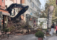 Eskişehir'de bina yıkımında molozlar trafiği aksattı