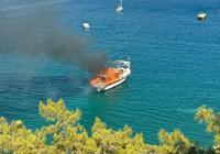 Antalya Kumluca'da alev alan tur teknesi battı