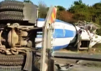 Antalya'da beton mikseri devrildi, sürücü yaralandı