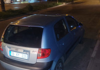 Alev alan sokak lambası otomobilin üzerine düştü