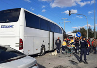 Afyonkarahisar'da yolcu otobüsü ile kamyon çarpıştı: 1 ölü, 19 yaralı