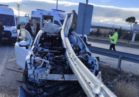 Otomobil, bariyere ok gibi saplandı! Ölü ve çok sayıda yaralı var