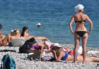 Ekim ayında güneşlenip, deniz girdiler