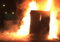 Mersin'de seyir halindeki TIR alev alev yandı