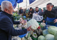 Özgür Özel'den pazarcı esnafına ziyaret: Önlük taktı, satış yaptı