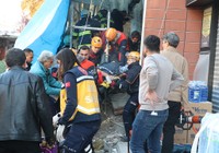 Kontrollü yıkımda tavan çöktü; 2 işçi yaralandı
