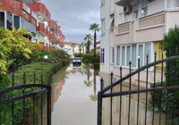 Antalya'yı sağanak vurdu: Okulun bahçe duvarı yıkıldı, villaları su bastı