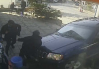 Fren yerine gaza basınca cipiyle iş yerine daldı; 4 kişinin yaralandığı kaza kamerada