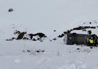 Minibüs, karla kaplı şarampole devrildi; sıkışan şoför kurtarıldı