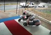 Otomobiliyle kaldırımda yürüyenleri ezdiği anlar kamerada