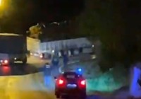 Kayan TIR yolu kapattı