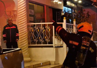 Apartman dairesinde çıkan yangında anne ve bebeği dumandan etkilendi