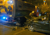 Yol temizlik aracıyla çarpışan otomobilin sürücüsü yaralandı