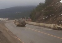 Kastamonu'da dağdan kopan kaya yola düştü