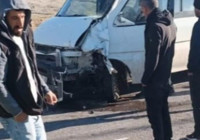 Öğrenci servis minibüsü ile çarpışan motosikletli hayatını kaybetti