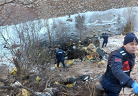 Kamyon dereye uçtu! Cenazeye sabah ulaşılabildi