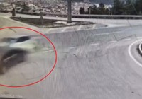 Çarpışan iki otomobilden birinin yandığı kaza kamerada
