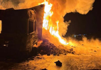 Mersin'de tekstil ürünü yüklü tır alev aldı