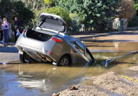 Bodrum'da yine isale hattı patladı: Aracıyla çukura düştü