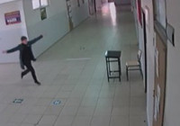 Nöbetçi öğrenci koridorda halay çekti