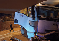 Mardin'de eve çarpan hafriyat kamyonunun şoförü yaralandı