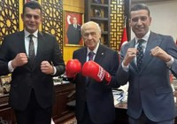 MHP Genel Başkanı Devlet Bahçeli boks eldiveniyle poz verdi