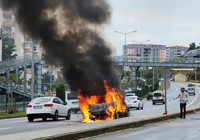 Seyir halindeyken alev alan otomobil yandı