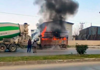 Mersin'de kamyonetin yanan kasasını beton mikseri söndürdü