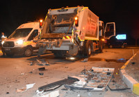Sivas'ta yolcu otobüsü çöp kamyonuyla çarpıştı: 4 yaralı