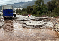 Şiddetli yağmur ve dolu sele neden oldu