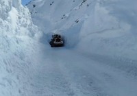 Hakkari'de 5 metreyi geçen kar tünellerinde çalışma