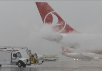 İstanbul'da kar yağışı etkisini artırdı: Uçuşlar tek tek iptal ediliyor