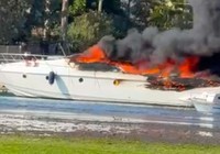 Marmaris'ta marinada bağlı motoryat yandı