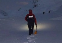 Kara saplanan araçta mahsur kalan 5 kişilik aile kurtarıldı