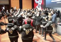 Beşiktaş Divan Kurulu Toplantısı'nda gerginlik! Hasan Arat'a kürsüde yumruklu saldırı