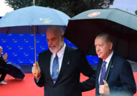 Erdoğan'ın da katıldığı zirveye damga vuran görüntü! Kırmızı halıda diz çökerek karşıladı!